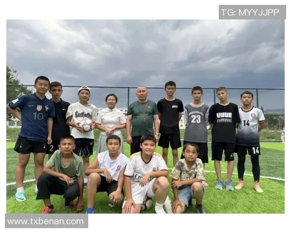 弹吉他唱足球明星的梦想之旅与音乐的激情碰撞 弹吉他唱足球明星的梦想之旅与音乐的激情碰撞