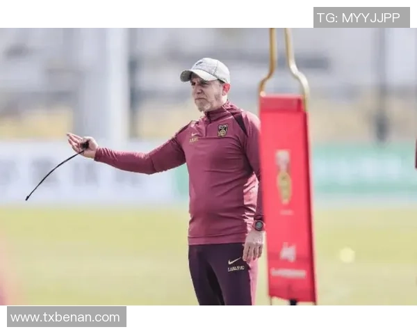 足球明星在家中秘密加练提升技艺展现不一样的训练生活